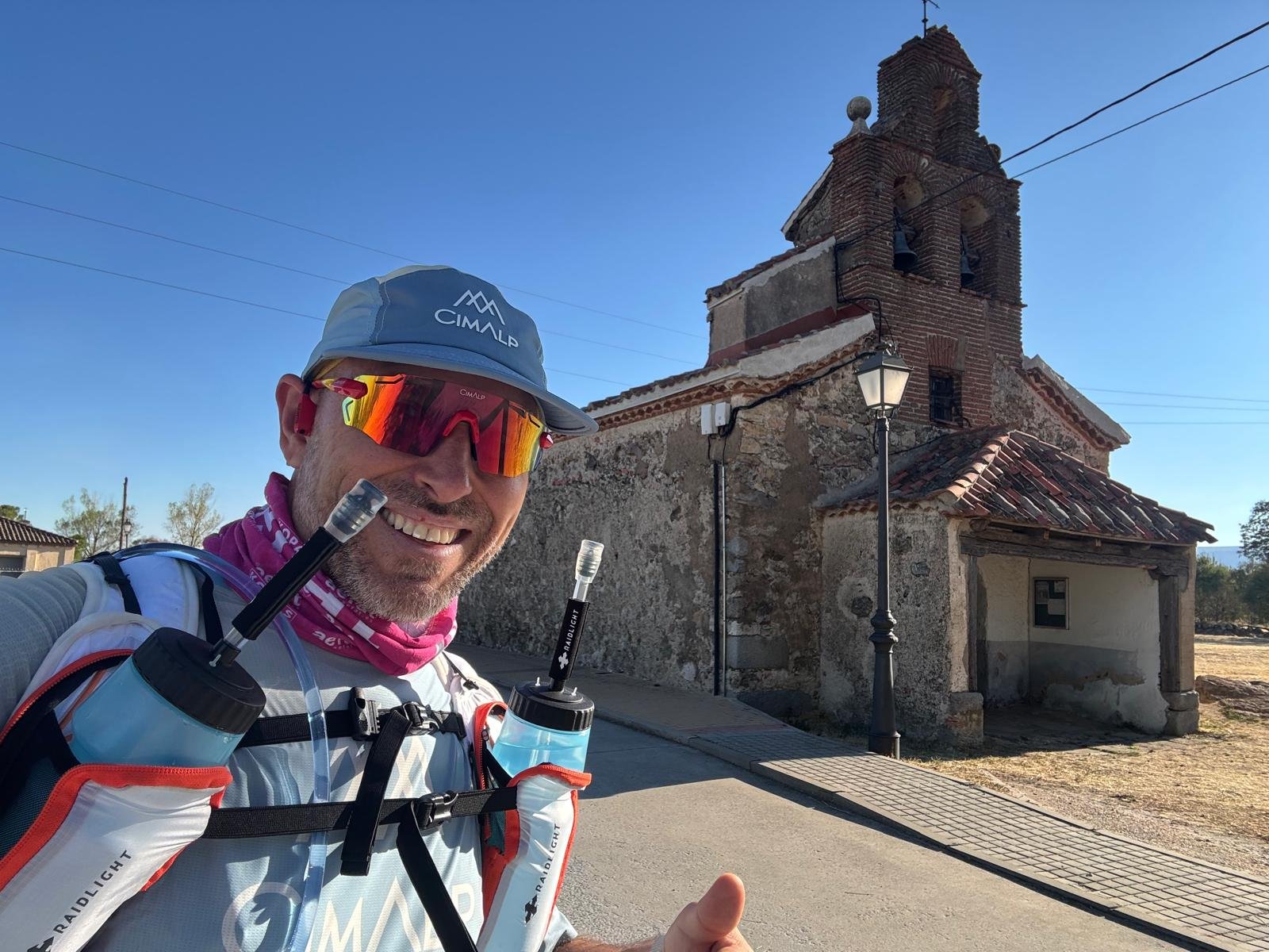 Abel junto a la iglesia de San Juan Bautista. Tizneros