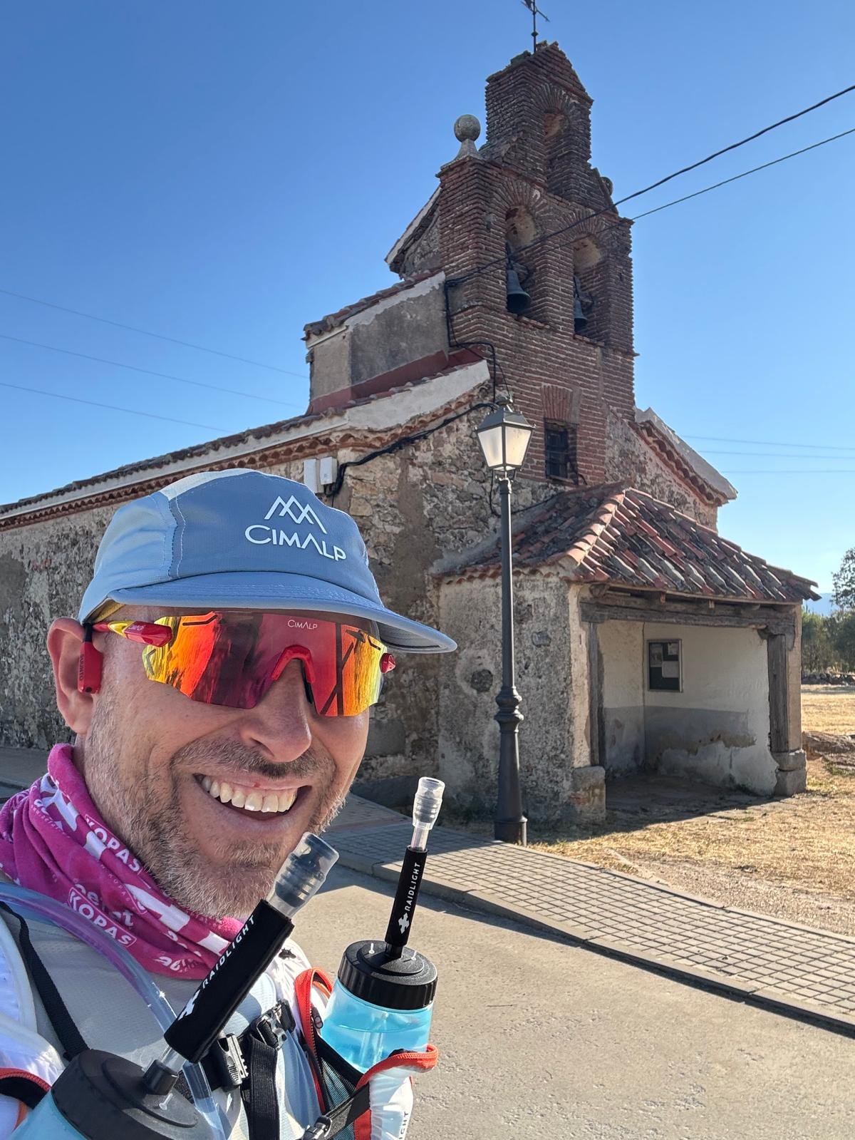 Abel junto a la iglesia de San Juan Bautista. Tizneros