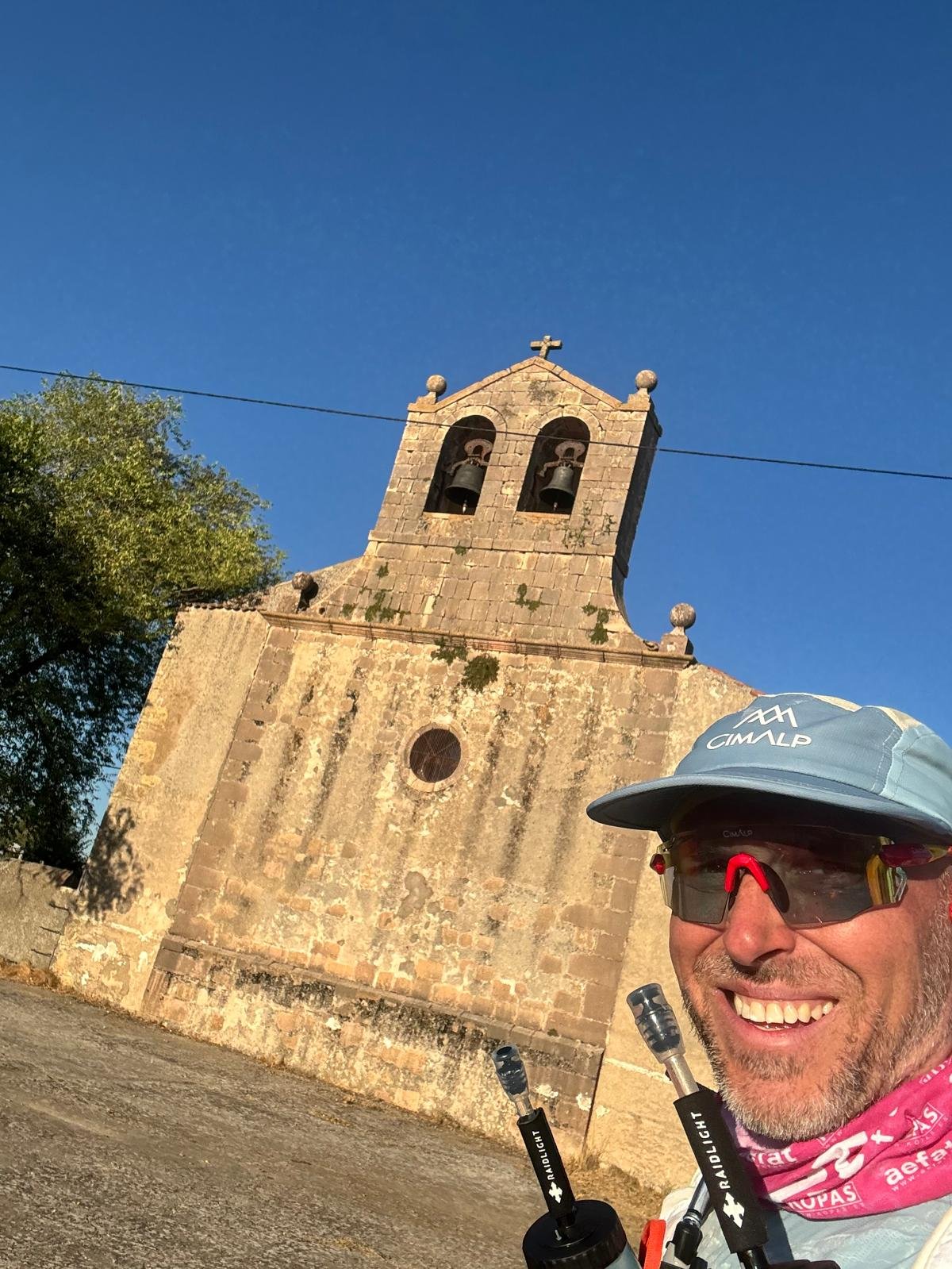 Abel junto a la iglesia de Ntra. Sra. del Rosario. Villar de Sobrepeña, Sepúlveda